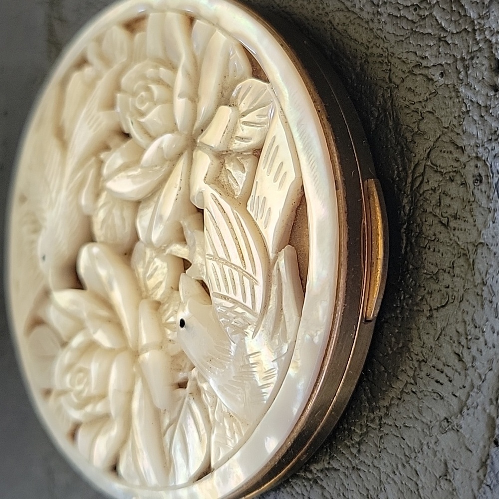 Gorgeous Carved MOP Compact - Picture 4 of 10